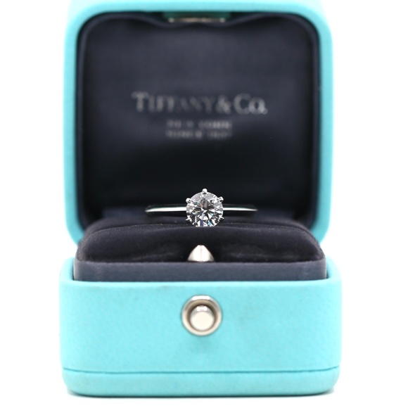 Tiffany & CO. Knife Edge 0.91 Carat Ring - Picture 5 of 16